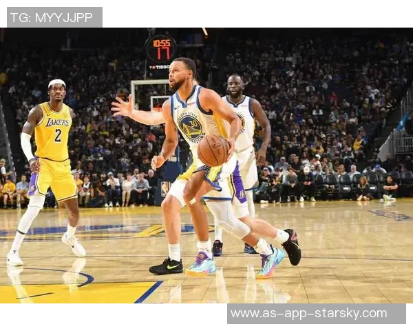 布朗尼被包夹失误库里反击背传希尔德意外失球引发争议 布朗尼被包夹失误库里反击背传希尔德意外失球引发争议