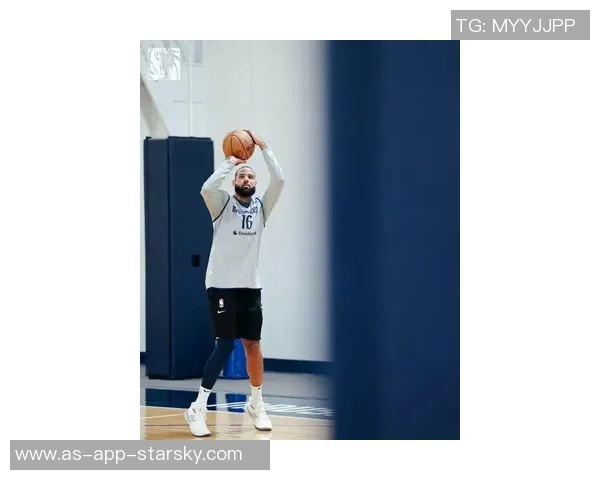 新赛季备战热潮来袭独行侠训练照展现浓眉冥想与弗拉格激情瞬间