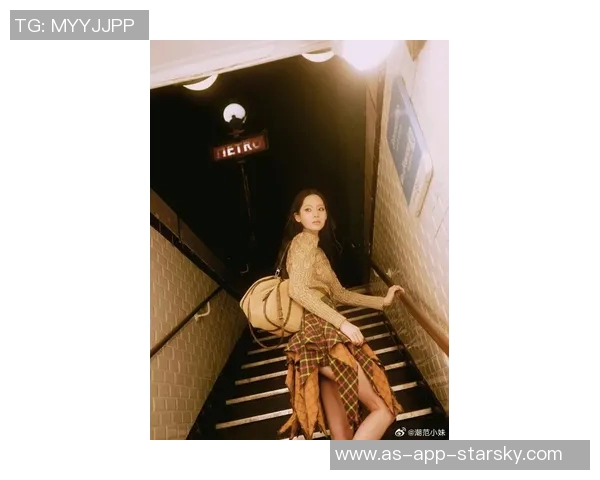 欧阳娜娜身穿阿森纳球衣漫步巴黎街头展现枪迷风采