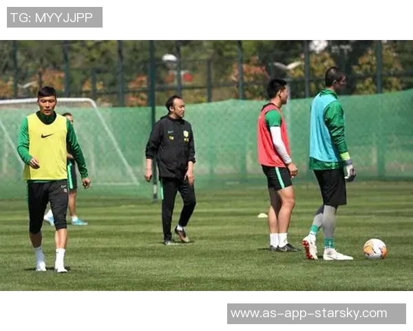 B费休息期间亲临训练基地现场观摩替补球员训练情况